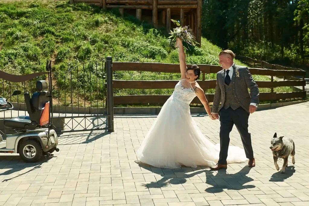 Brautpaar posiert mit ihrem Hund