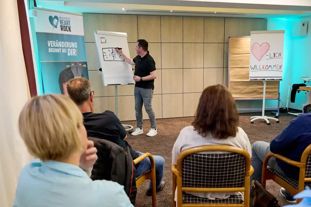 Ein Mann schreibt etwas während eines Live-Seminars