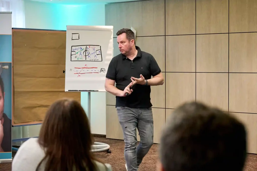 Ein Mann präsentiert etwas bei einem Live-Seminar