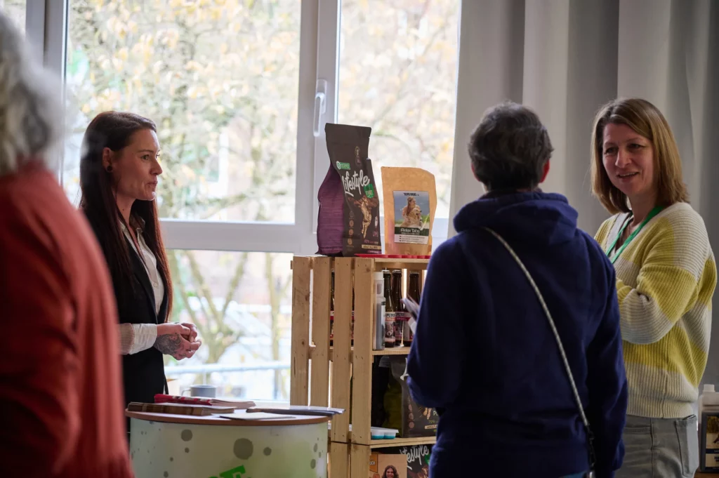 Vier Frauen nehmen an einer Fachtagung in Koblenz teil.