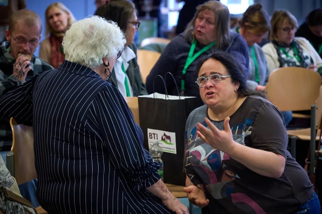 Zwei Frauen sprechen miteinander bei der BTI-Fachtagung in Koblenz