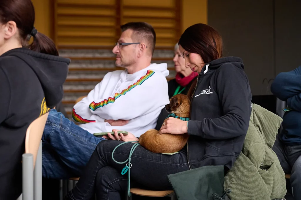 Ein Mann und eine Frau mit ihrem Hund bei der BTI-Fachtagung in Koblenz