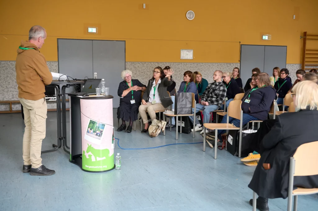 Ein Mann spricht vor dem Publikum bei der BTI-Fachtagung in Koblenz